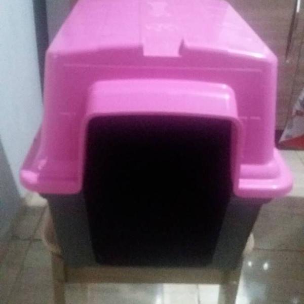 casa plástica rosa e preta furacão