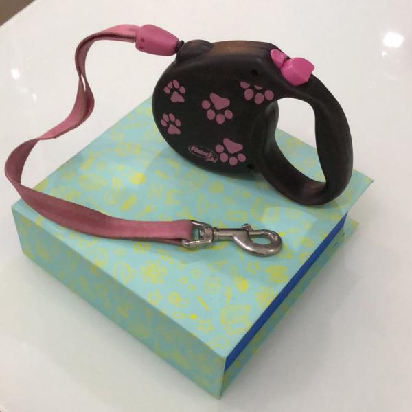guia flexi design para cães cordão preto e rosa