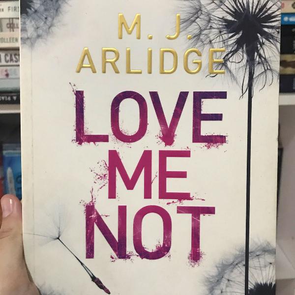 livro em inglês love me not