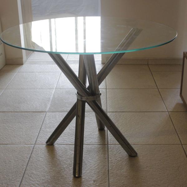 Mesa redonda com pés cromados e tampo de vidro