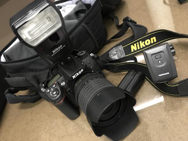 Nikon D + lente  + flash SB700 + tripé Velbon