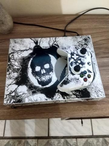 Vendo Xbox one s completo com nota e personalizado.