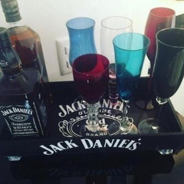 bandeja jack daniels com pé de acrílico