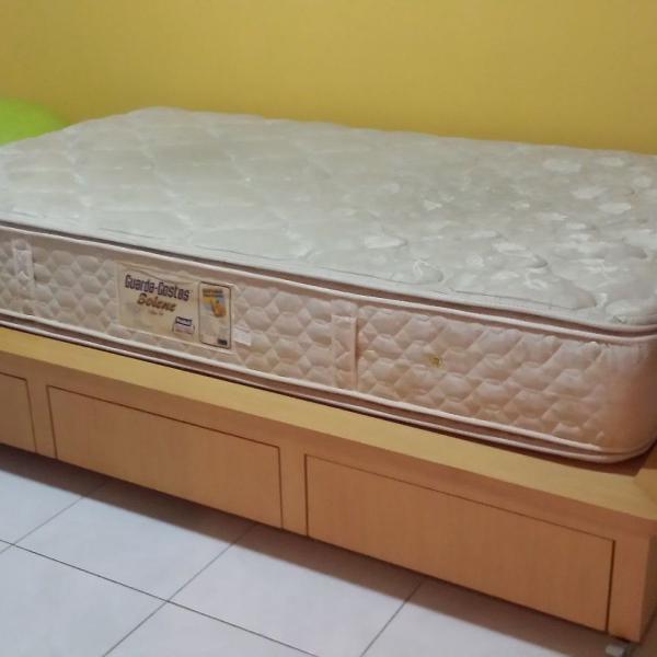 cama com gavetas e rodízios