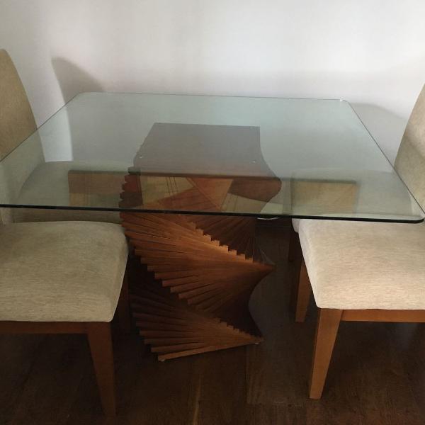 clássica mesa com 4 cadeiras super confortáveis