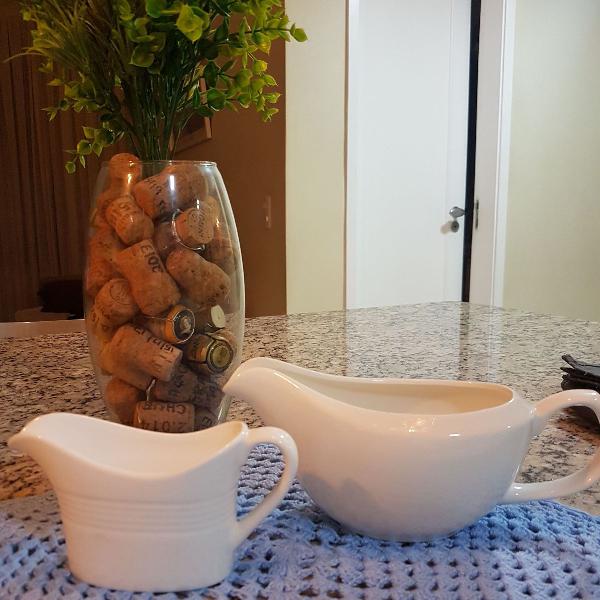 conjunto de molheiras de porcelana branca