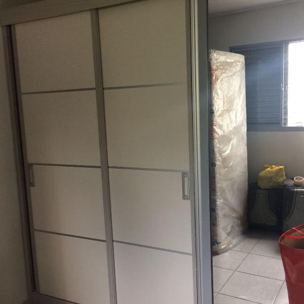 guarda-roupa de casal com espelho