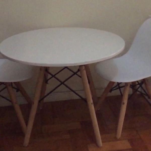 kit infantil mesa de jantar + 2 cadeiras designer brancas
