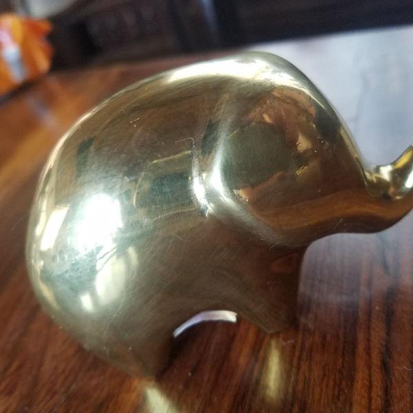 lindo elefante em metal dourado!
