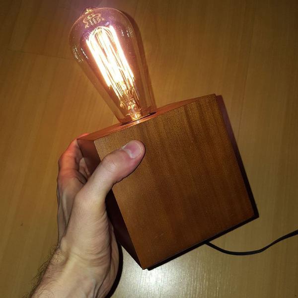 luminária cubo de madeira.