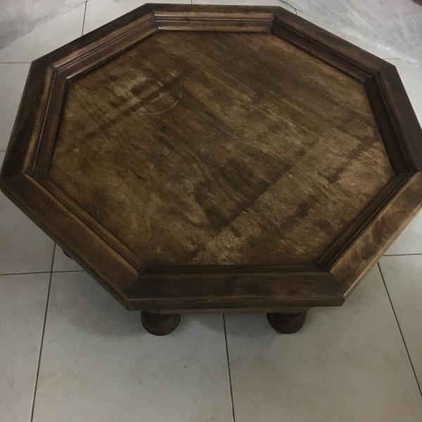 mesa baixa oitavada em madeira escura maciça com pés