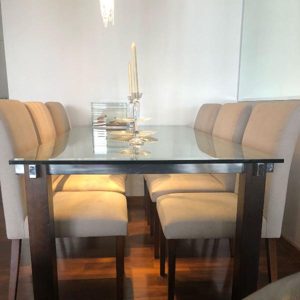 mesa de jantar sem as cadeiras