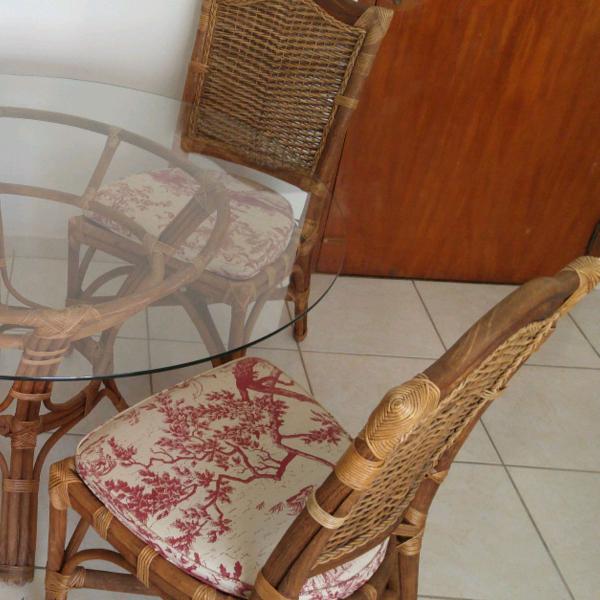 mesa em rattan com tampo de vidro bisotê