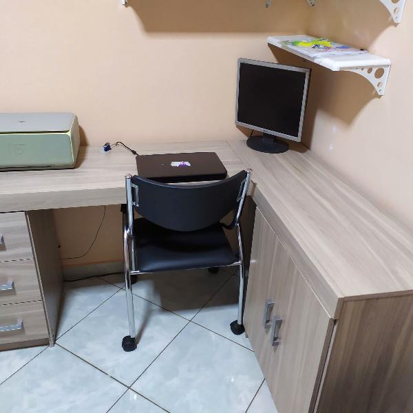 mesa escritório com cadeira