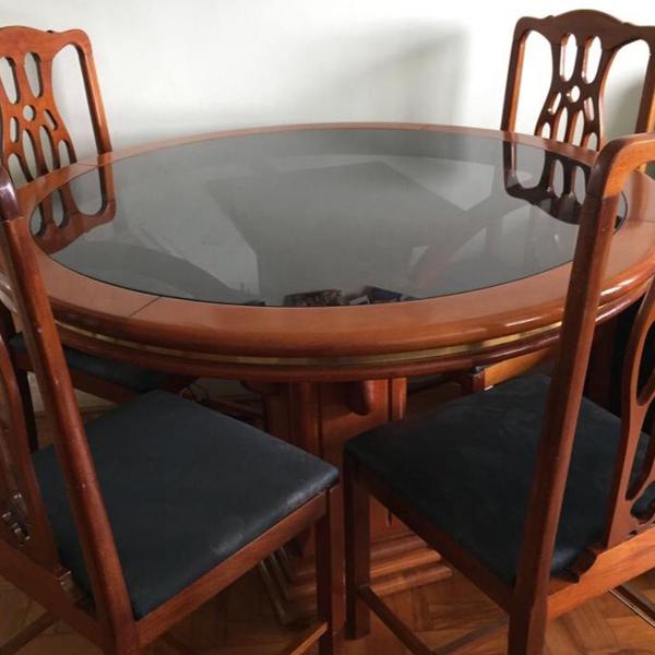 mesa linda com cadeiras
