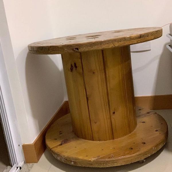 mesa redonda em madeira