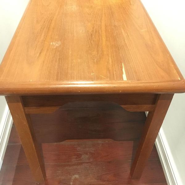 mesa retangular em madeira, usada em bom estado