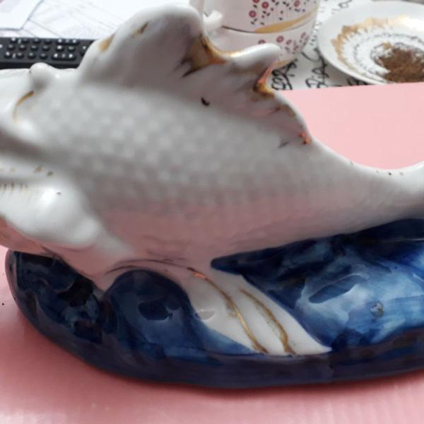 peixe em porcelana azul e branco