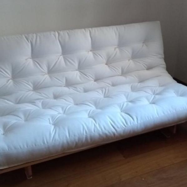 sofá-cama futon branco