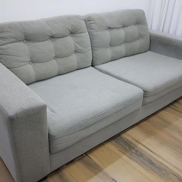 sofá cinza semi novo