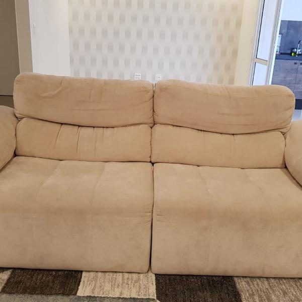 sofá retrátil reclinável bege suede