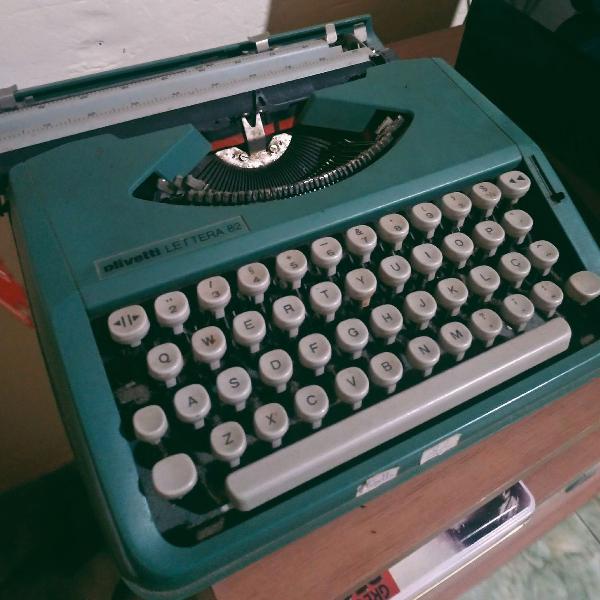 Máquina de escrever Olivetti Lettera 82