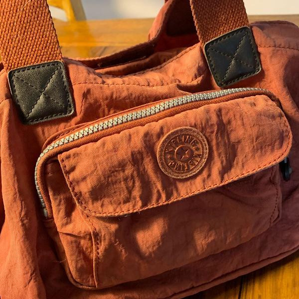 bolsa kipling vai com tudo