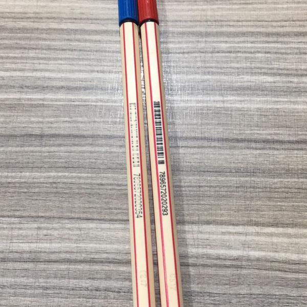 canetas vermelha e azul