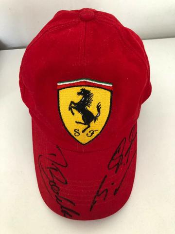 Boné Ferrari autografado Shumacher