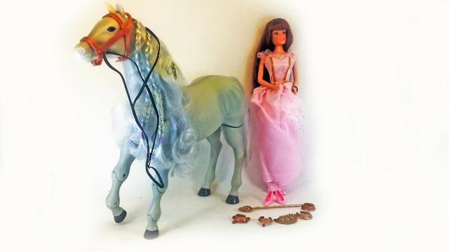 Boneca Barbie Americana - Kari Michell - Princesa com cavalo