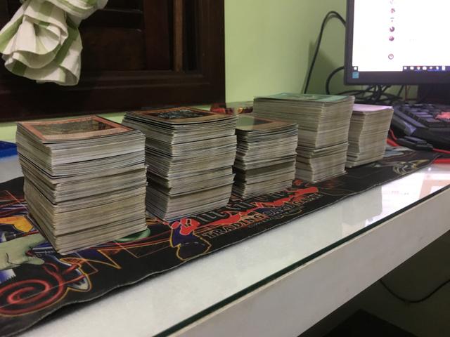 Lote com 973 cartas de Yugioh