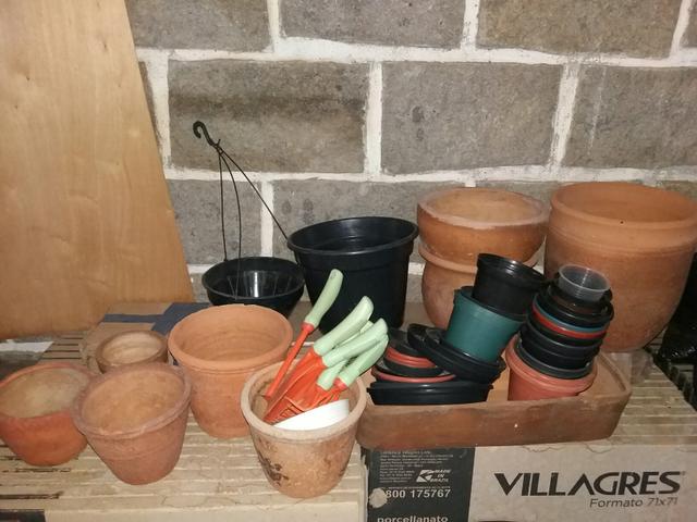 Lote de vasos e algumas ferramentas de jardinagem