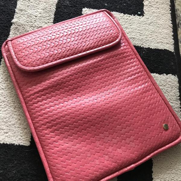 capa para ipad em couro legítimo rosa via mia