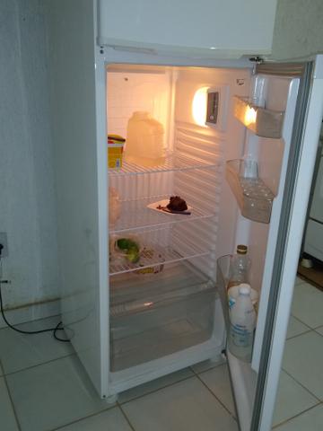Vende-se uma Geladeira Cônsul de 334 Litros