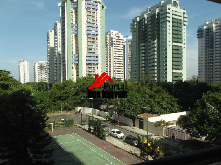 Apartamento com 3 Quartos à Venda, 84 m² por R$ 685.000