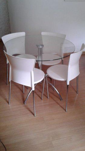 Mesa redonda com tampo de vidro e quatro cadeiras