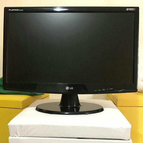 Monitor de LCD com tela widescreen de 21,5" e funções