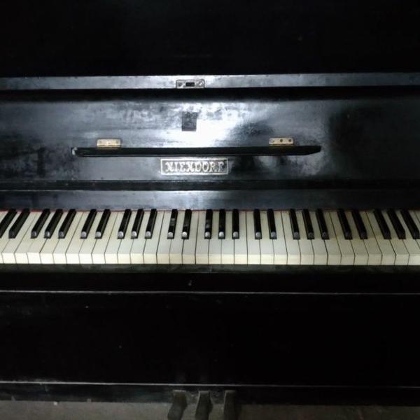 Piano Vertical Niendorf preto