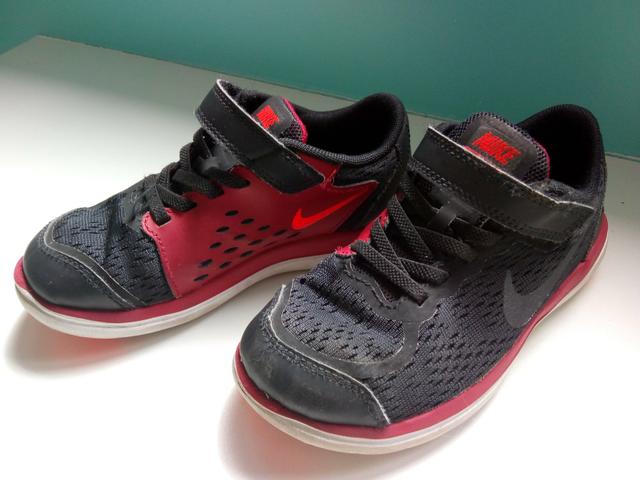 Tênis Nike, tamanho 30