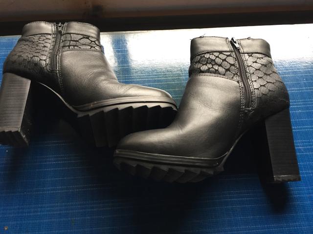 Vendo bota feminina, número 37. Semi nova.