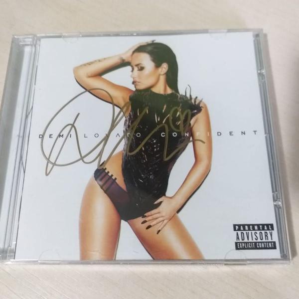 cd confident demi lovato com autógrafo