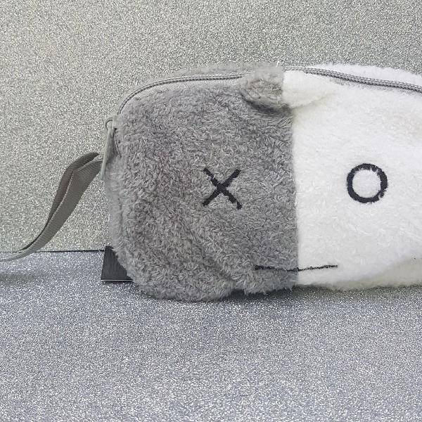 estojo pelúcia van bts bt21
