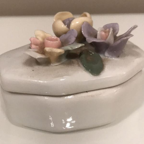 mini caixinha em porcelana para colecionador
