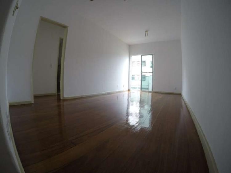 Apartamento com 2 Quartos para Alugar, 60 m² por R$