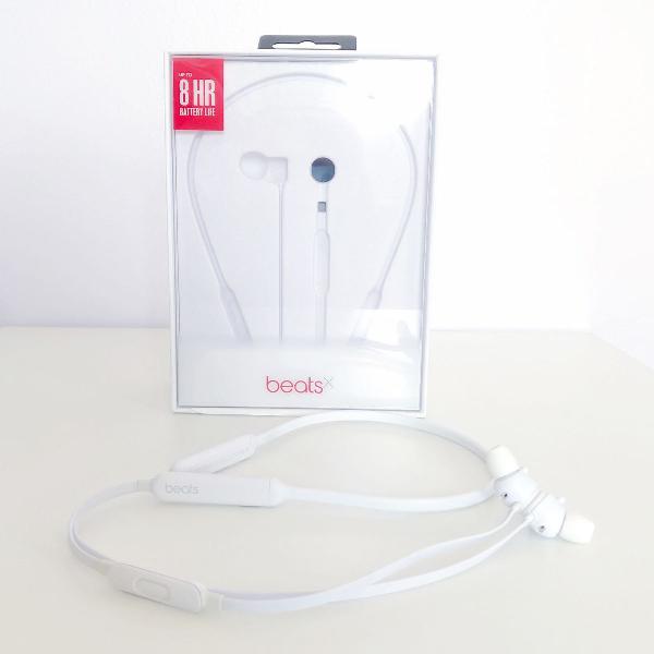 fones de ouvido wireless apple beatsx branco com mal