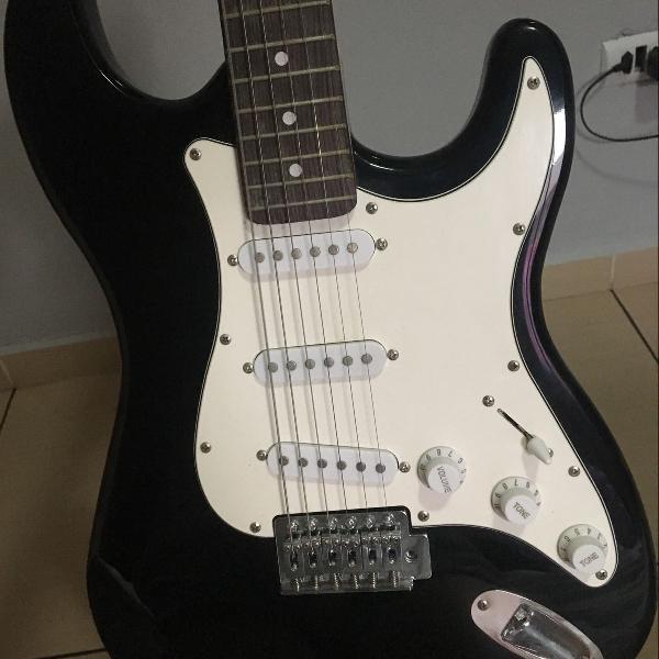 guitarra preta stratocaster