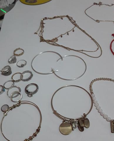19 peças com pequenos defeitos (cordão/ anel/ braceletes)