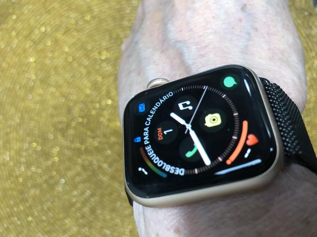 Apple Watch Série 4 com pulseira milanês