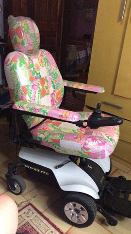 Cadeira de rodas motorizada feminina