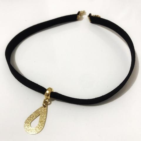 Choker Preta e dourada com pingente gota vazada